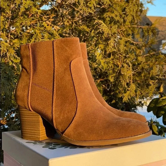Universal Thread Tan Ankle Boots - Picture 2 of 8